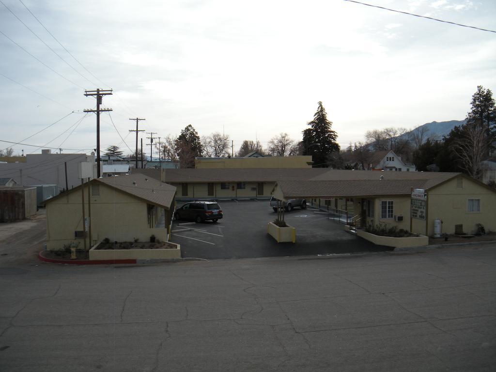 Lone Pine Budget Inn Bagian luar foto